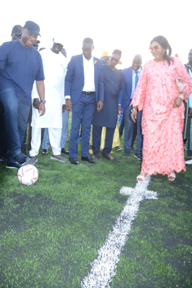 Infrastructures sportives : Barthélémy Dias réceptionne le terrain en gazon synthétique de Castors Infrastructures sportives : Barthélémy Dias réceptionne le terrain en gazon synthétique de Castors