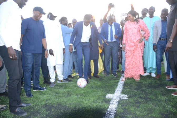 Infrastructures sportives : Barthélémy Dias réceptionne le terrain en gazon synthétique de Castors Infrastructures sportives : Barthélémy Dias réceptionne le terrain en gazon synthétique de Castors