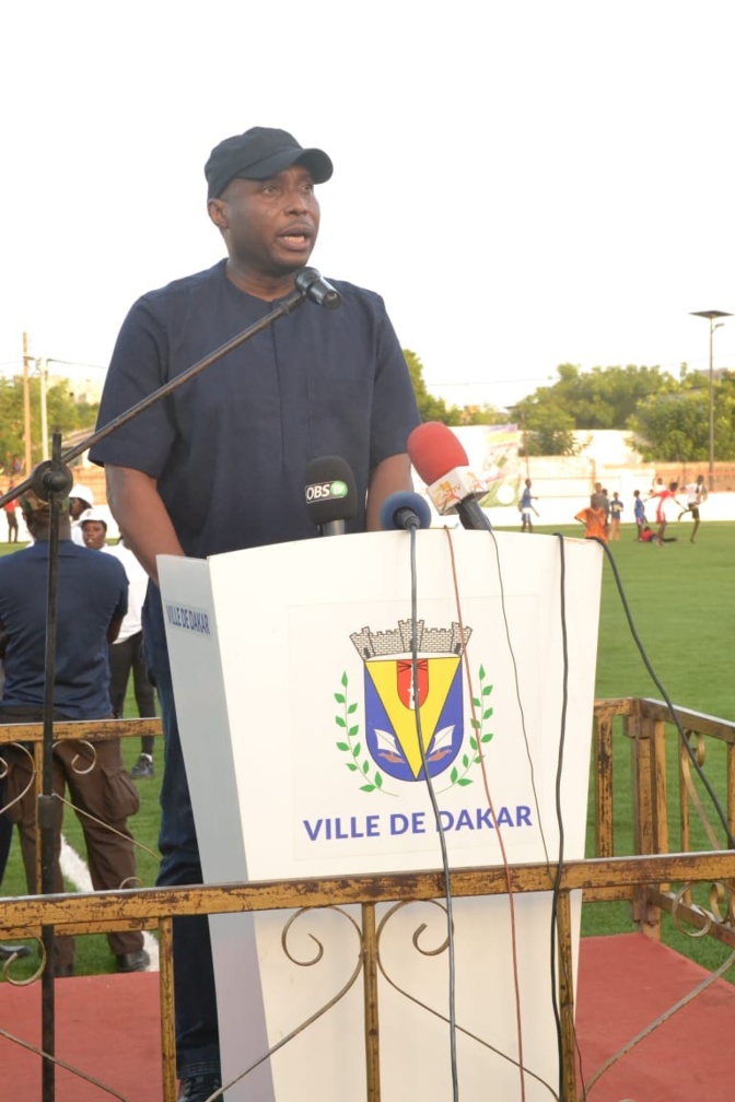 Infrastructures sportives : Barthélémy Dias réceptionne le terrain en gazon synthétique de Castors Infrastructures sportives : Barthélémy Dias réceptionne le terrain en gazon synthétique de Castors