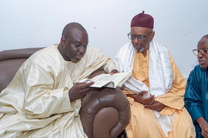 Rappel à Dieu de Serigne Abdou Rahmane Abdoul Khoudoss : une forte délégation envoyée par le Chef de l’état était à Darou Mouhty. Rappel à Dieu de Serigne Abdou Rahmane Abdoul Khoudoss : une forte délégation envoyée par le Chef de l’état était à Darou Mouhty.