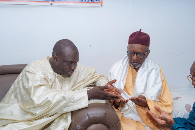 Rappel à Dieu de Serigne Abdou Rahmane Abdoul Khoudoss : une forte délégation envoyée par le Chef de l’état était à Darou Mouhty. Rappel à Dieu de Serigne Abdou Rahmane Abdoul Khoudoss : une forte délégation envoyée par le Chef de l’état était à Darou Mouhty.