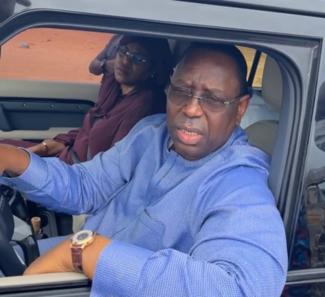 ​Macky Sall en mode « doxantu » dans la banlieue - Un Président proche de son peuple (IMAGES)