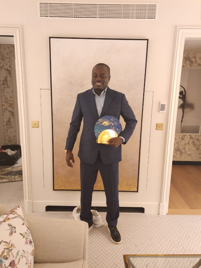 Sadio Mané en toute complicité avec l'homme d'affaires et social de Mbacké, Mouhamadou Badiane (Photos) Sadio Mané en toute complicité avec l'homme d'affaires et social de Mbacké, Mouhamadou Badiane (Photos)