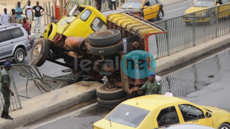 Photos - Un camion se renverse sur la VDN