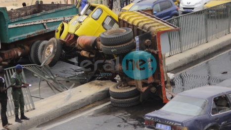 Photos - Un camion se renverse sur la VDN