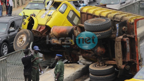 Photos - Un camion se renverse sur la VDN