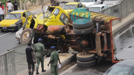 Photos - Un camion se renverse sur la VDN