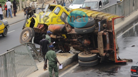 Photos - Un camion se renverse sur la VDN