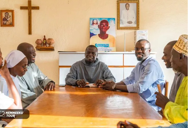 «Nemmeeku Tour»: Ousmane Sonko reçu à la paroisse Notre-Dame de la Delivrance de Popenguine