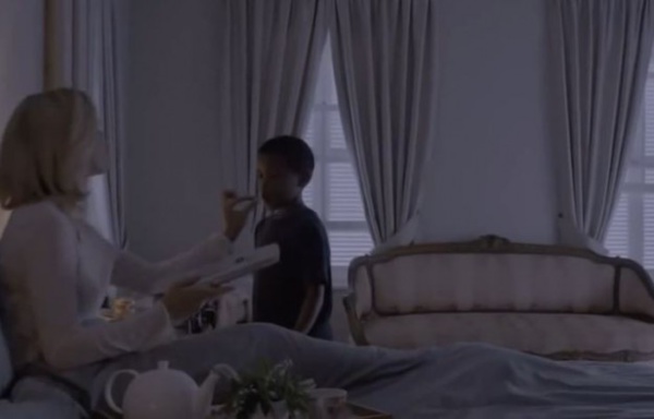 Afrique du Sud : Un enfant black comparé à un chien dans un spot