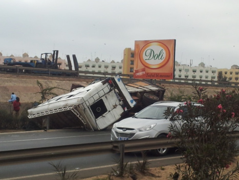 Accident : Un car "Ndiaga Ndiaye" s'encastre dans le pilier de la passerelle des Mariste