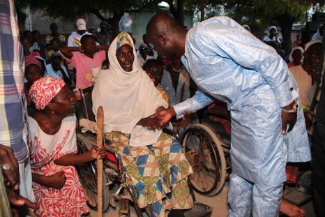 Social - Pape Diouf distribue du "ndogou"