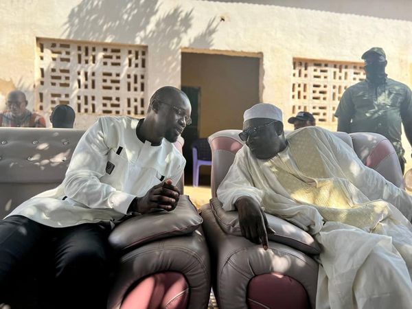 Dernière étape du Némmeekou Tour à Nguekhokh-Darou Salam : Ousmane Sonko en visite chez les guides religieux Dernière étape du Némmeekou Tour à Nguekhokh-Darou Salam : Ousmane Sonko en visite chez les guides religieux