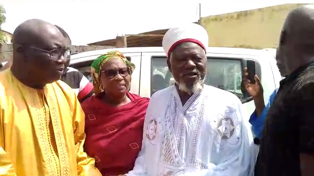 Sédhiou : Le maire Abdoulaye Diop a remis une 4x4 double cabine neuve à l’Imam Ratib