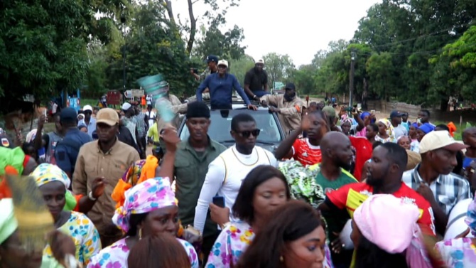 Sédhiou : Le maire Abdoulaye Diop a remis une 4x4 double cabine neuve à l’Imam Ratib Sédhiou : Le maire Abdoulaye Diop a remis une 4x4 double cabine neuve à l’Imam Ratib