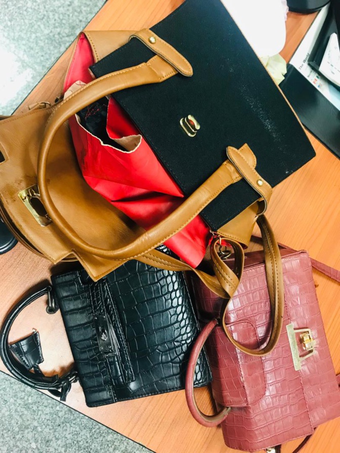 Un dealer tombe dans les filets de la Douane : 10 plaquettes de hachis d’un poids total de 900 grammes saisies Un dealer tombe dans les filets de la Douane : 10 plaquettes de hachis d’un poids total de 900 grammes saisies