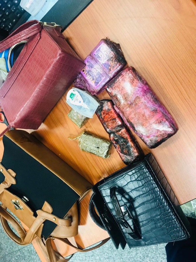 Un dealer tombe dans les filets de la Douane : 10 plaquettes de hachis d’un poids total de 900 grammes saisies