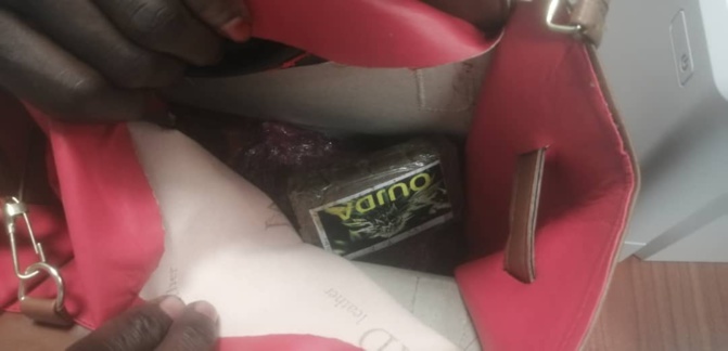 Un dealer tombe dans les filets de la Douane : 10 plaquettes de hachis d’un poids total de 900 grammes saisies