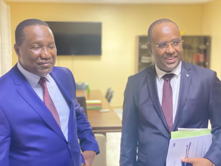 Photos / Poste: La passation de service entre Abdoulaye Bibi Baldé et Mohamadou Diaité, s’est bien passée Photos / Poste: La passation de service entre Abdoulaye Bibi Baldé et Mohamadou Diaité, s’est bien passée