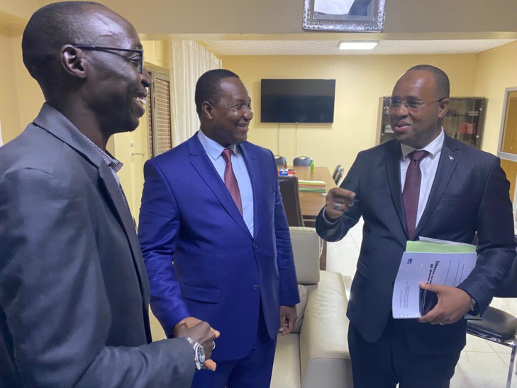 Photos / Poste: La passation de service entre Abdoulaye Bibi Baldé et Mohamadou Diaité, s’est bien passée Photos / Poste: La passation de service entre Abdoulaye Bibi Baldé et Mohamadou Diaité, s’est bien passée