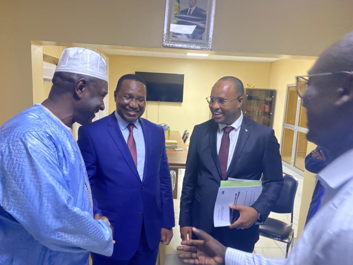 Photos / Poste: La passation de service entre Abdoulaye Bibi Baldé et Mohamadou Diaité, s’est bien passée Photos / Poste: La passation de service entre Abdoulaye Bibi Baldé et Mohamadou Diaité, s’est bien passée