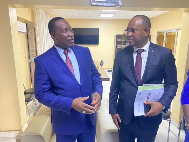 Photos / Poste: La passation de service entre Abdoulaye Bibi Baldé et Mohamadou Diaité, s’est bien passée Photos / Poste: La passation de service entre Abdoulaye Bibi Baldé et Mohamadou Diaité, s’est bien passée