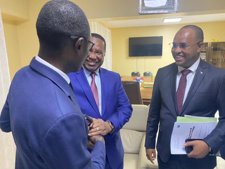 Photos / Poste: La passation de service entre Abdoulaye Bibi Baldé et Mohamadou Diaité, s’est bien passée Photos / Poste: La passation de service entre Abdoulaye Bibi Baldé et Mohamadou Diaité, s’est bien passée