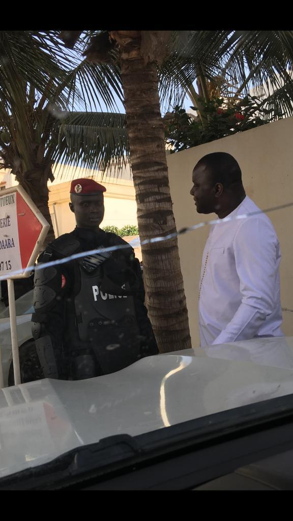 Cité Keur Gorgui / Venu rendre visite à Ousmane Sonko, Déthié Fall se voit interdire l'accès par la police Cité Keur Gorgui / Venu rendre visite à Ousmane Sonko, Déthié Fall se voit interdire l'accès par la police