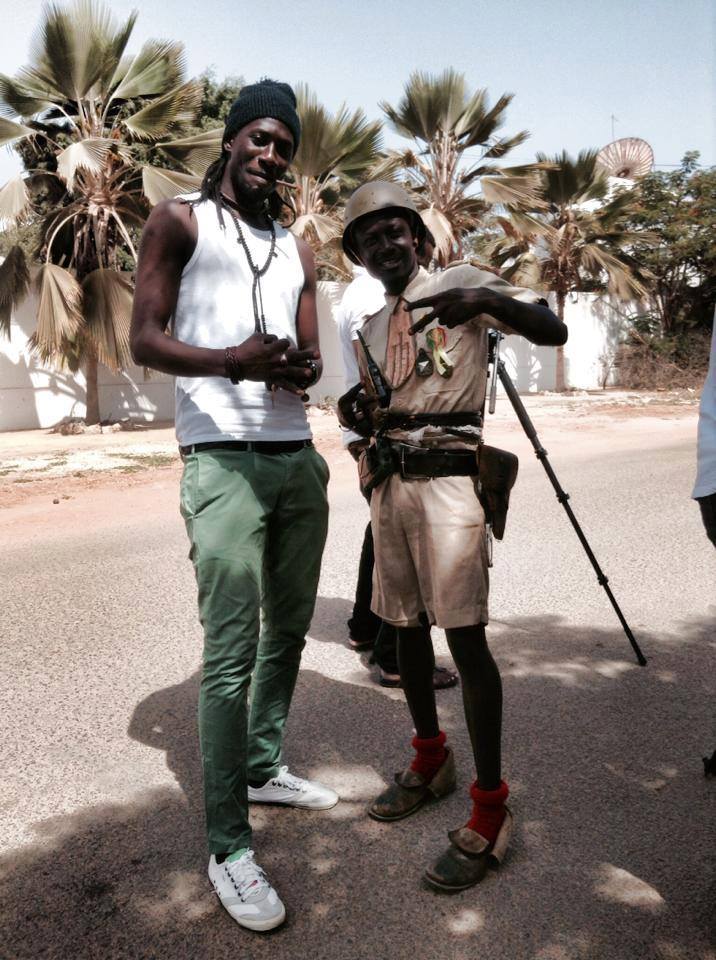 Carlou D pose avec le brigadier Per Bu Xar