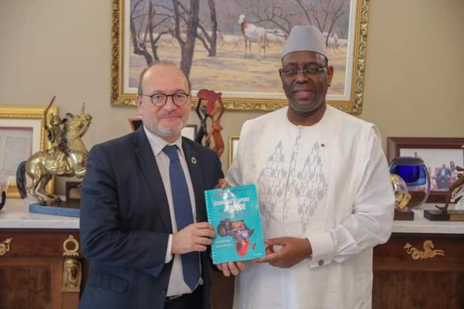 Macky Sall reçoit le Directeur de l'AFD, Rémy Rioux: la rénovation du stade Iba Mar Diop et de la Piscine olympique au coeur des échanges Macky Sall reçoit le Directeur de l'AFD, Rémy Rioux: la rénovation du stade Iba Mar Diop et de la Piscine olympique au coeur des échanges