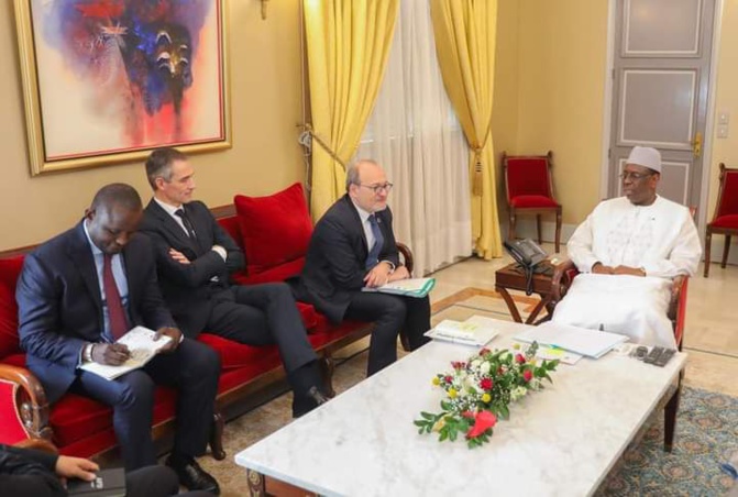 Macky Sall reçoit le Directeur de l'AFD, Rémy Rioux: la rénovation du stade Iba Mar Diop et de la Piscine olympique au coeur des échanges Macky Sall reçoit le Directeur de l'AFD, Rémy Rioux: la rénovation du stade Iba Mar Diop et de la Piscine olympique au coeur des échanges