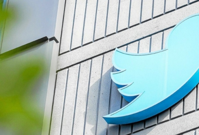Twitter licencie «environ 50%» de ses employés dans le monde