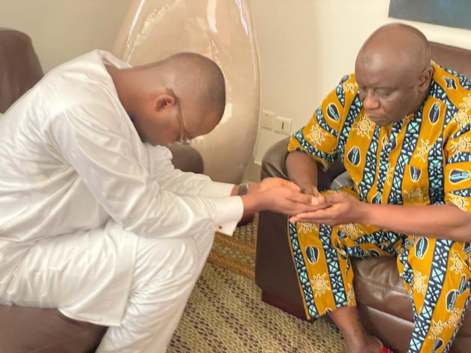 L'image: Yankhoba Diatara, en partance pour Paris, rend visite à son L'image: Yankhoba Diatara, en partance pour Paris, rend visite à son