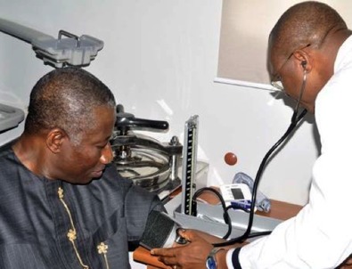 Incroyable ! Le Président nigérian Jonathan Goodluck a subi un test Ebola à son arrivée au sommet Etats-Unis-Afrique