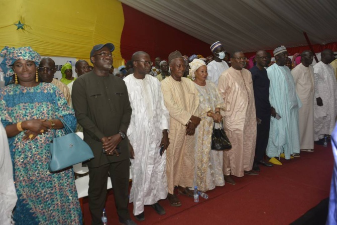 Fournitures et équipements solaires : Papa Mademba Bitèye offre 1000 tables-bancs et 2500 kits scolaires aux écoles de Kaolack Fournitures et équipements solaires : Papa Mademba Bitèye offre 1000 tables-bancs et 2500 kits scolaires aux écoles de Kaolack