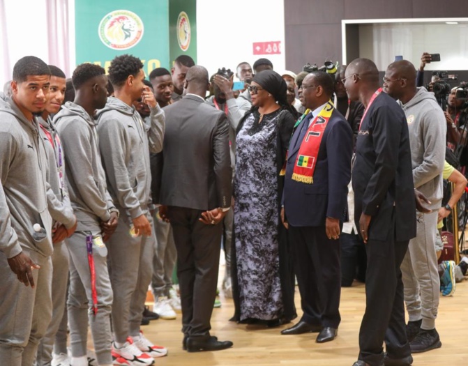 Qatar: En images, la remise du Drapeau aux Lions par le Président Macky Sall, en compagnie de la 1ère Dame