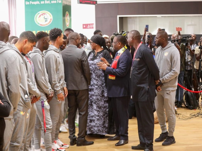 Qatar: En images, la remise du Drapeau aux Lions par le Président Macky Sall, en compagnie de la 1ère Dame
