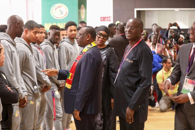 Qatar: En images, la remise du Drapeau aux Lions par le Président Macky Sall, en compagnie de la 1ère Dame