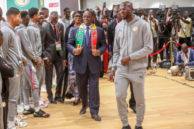 Qatar: En images, la remise du Drapeau aux Lions par le Président Macky Sall, en compagnie de la 1ère Dame