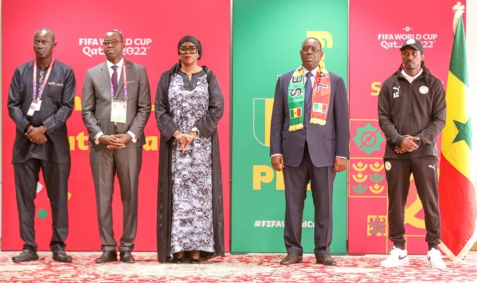 Qatar: En images, la remise du Drapeau aux Lions par le Président Macky Sall, en compagnie de la 1ère Dame