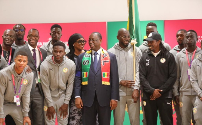 Qatar: En images, la remise du Drapeau aux Lions par le Président Macky Sall, en compagnie de la 1ère Dame