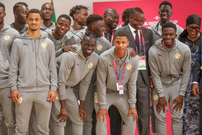 Qatar: En images, la remise du Drapeau aux Lions par le Président Macky Sall, en compagnie de la 1ère Dame