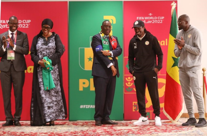 Qatar: En images, la remise du Drapeau aux Lions par le Président Macky Sall, en compagnie de la 1ère Dame