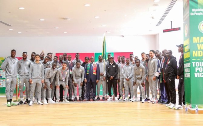 Qatar: En images, la remise du Drapeau aux Lions par le Président Macky Sall, en compagnie de la 1ère Dame