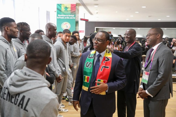 Qatar: En images, la remise du Drapeau aux Lions par le Président Macky Sall, en compagnie de la 1ère Dame