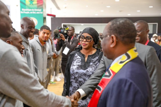 Qatar: En images, la remise du Drapeau aux Lions par le Président Macky Sall, en compagnie de la 1ère Dame
