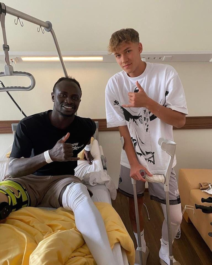 Blessure au genou : Premières images de Sadio Mané depuis son lit d’hôpital