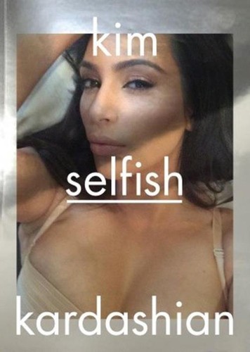 PHOTO Kim Kardashian : une autobiographie très « selfish » !