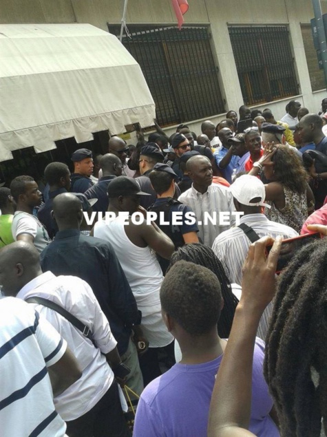 Un jeune sénégalais vandalise le Consulat de Milan