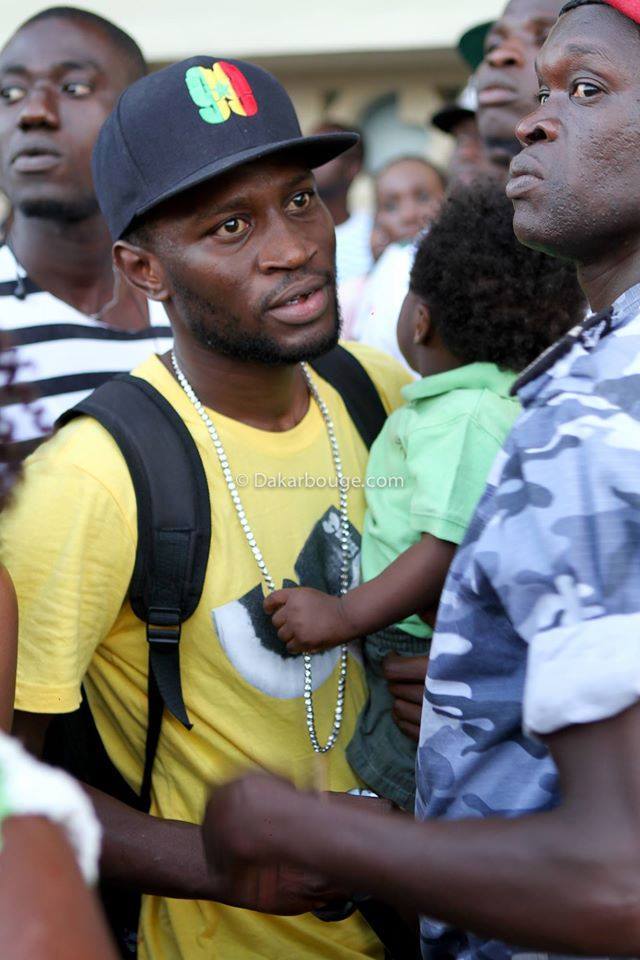 Le rappeur Books avec son fils Bourba lors du match rappeurs-mbalakhmen